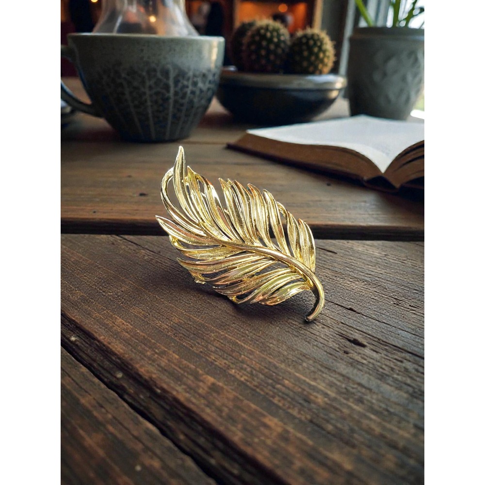 Lisner Vintage Gold Tone‎ Leaf Brooch Pin Elegant Nature Inspired Jewelry
